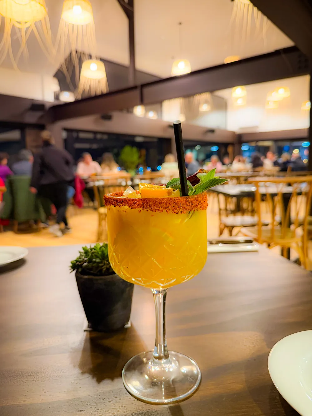 Cóctel de la casa en el salón